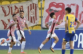 Los jugadores de San Lorenzo celebran un gol en el partido frente a Sportivo Luqueño por la fecha 10 del torneo Apertura 2026 de la Primera División de Paraguay en el estadio Erico Galeano, en Capiatá, Paraguay.