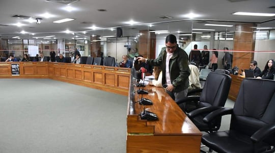 Momento exacto en el que el concejal Marcelo Centurión (ANR-HC) se retira, junto a su bancada, de la sala de sesiones de la Junta Municipal de Asunción
