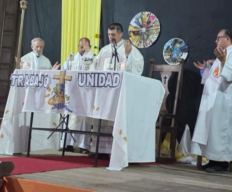 El obispo Escobar, rodeado de sacerdotes.