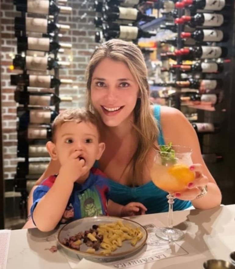 Gaby Mena cenando con su pequeñito Joaquín, en un restó de Miami. (Instagram/Gabriela Mena)