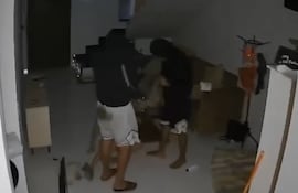 Momento en que miembros de la banda de asaltantes adolescentes cometen el atraco en la vivienda de la abogada, en Ñemby, el 5 de febrero pasado.