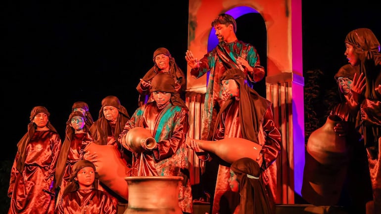 Uno de los primeros milagros cuando Jesús convierte el agua en vino.