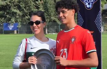 Georgina Rodríguez junto a Cristiano Ronaldo Junior, campeón de la Copa de Federaciones Sub-16.