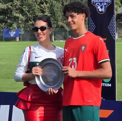 Georgina Rodríguez junto a Cristiano Ronaldo Junior, campeón de la Copa de Federaciones Sub-16.