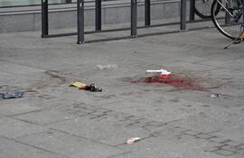 Manchas de sangre en las afueras del centro comercial.