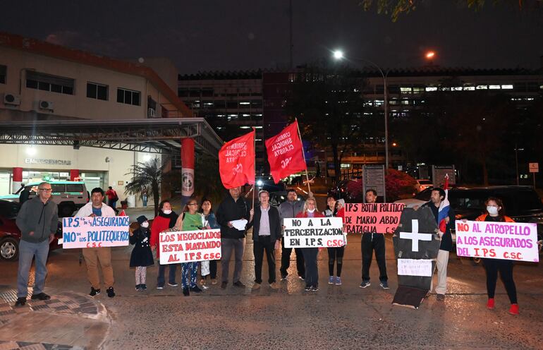 Asegurados se manifestaron la semana pasada frente al Hospital Central del IPS. 