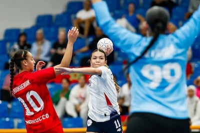 La goleadora paraguaya, Carla González, se apresta a disparar a la portería marroquí, en el partido que ganó Paraguay en el Mundial U16. Tiziana Devaca también se sumó a Carla, ambas con 10 goles.