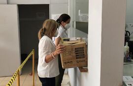 Beatriz Denis, hija del ex vicepresidente Óscar Denis, cuando había presentado algunas evidencias halladas por la familia en un campamento reconocido por el otro secuestrado, Adelio Mendoza.