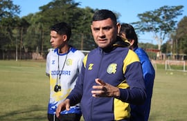 Edgar Antonio "araña" Denis (55 años), entrenador del Deportivo Capiatá.