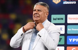 El presidente de la Asociación del Fútbol Argentino (AFA), Claudio Tapia, gesticula antes de la ceremonia de entrega de trofeos al final del partido final del Torneo Clausura 2025 de la Liga Profesional de Fútbol Argentino.