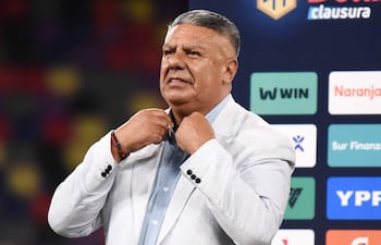 El presidente de la Asociación del Fútbol Argentino (AFA), Claudio Tapia, gesticula antes de la ceremonia de entrega de trofeos al final del partido final del Torneo Clausura 2025 de la Liga Profesional de Fútbol Argentino.