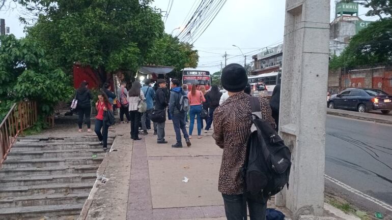 Pasajeros aguardan con resignación poder abordar una unidad de transporte público en inmediaciones de la Estación de Buses de Asunción