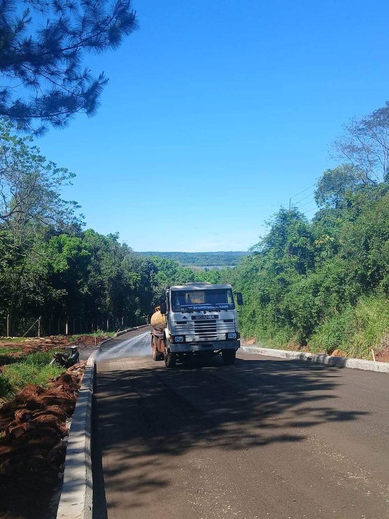 Camión Scania en carretera pavimentada en zona natural, sin personas presentes en el paisaje.