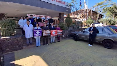 Médicos del Hospital Integrado de Ayolas se concentran frente a la institución sanitaria.