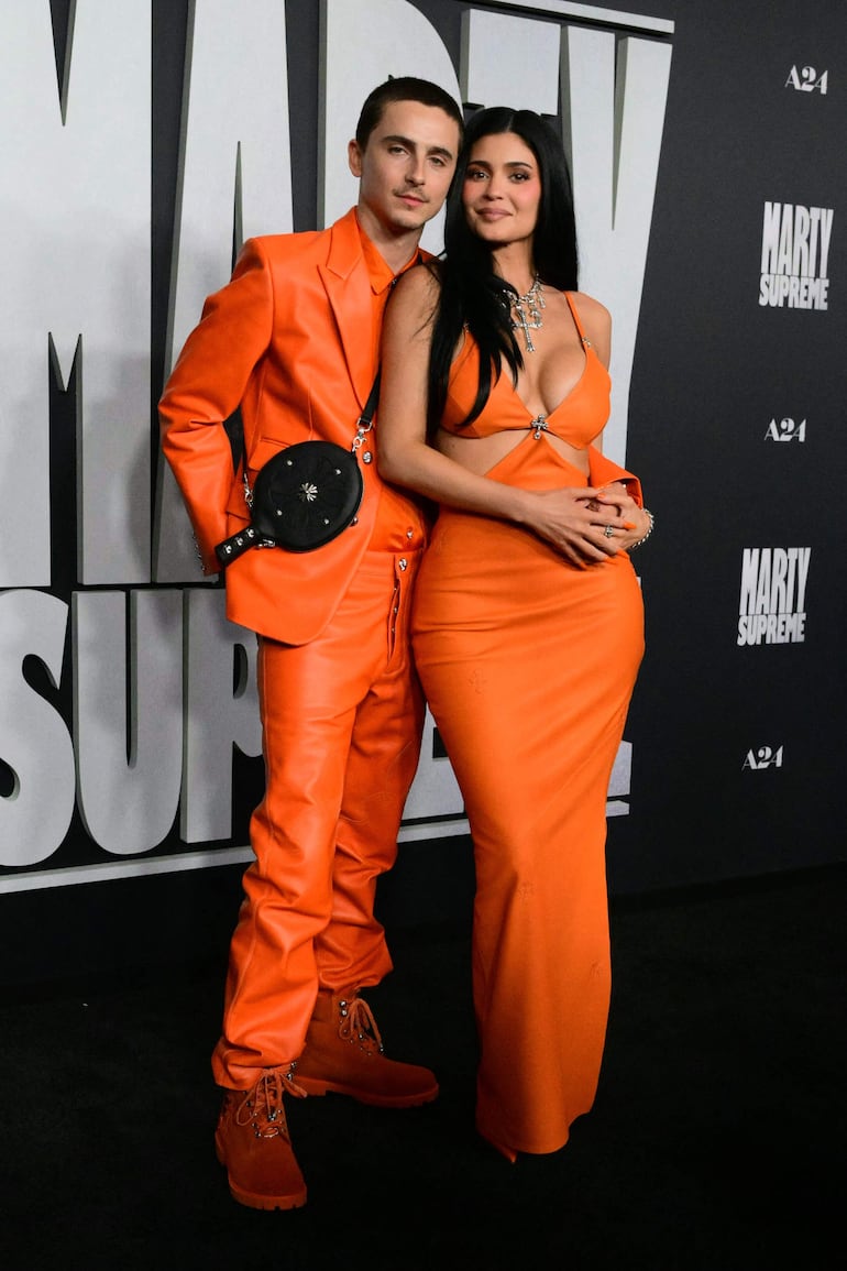 ¡Hermosa pareja! Timothée Chalamet y Kylie Jenner en la premier de "Marty Supreme". (Frederic J. Brown / AFP)