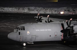 Un Lockheed C-130J Super Hércules de la Real Fuerza Aérea Danesa (RDAF) estacionado en la pista del aeropuerto internacional de Nuuk el 15 de enero de 2026 en Nuuk, Groenlandia, al día siguiente de su llegada con personal militar danés.
