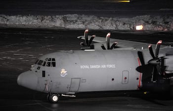 Un Lockheed C-130J Super Hércules de la Real Fuerza Aérea Danesa (RDAF) estacionado en la pista del aeropuerto internacional de Nuuk el 15 de enero de 2026 en Nuuk, Groenlandia, al día siguiente de su llegada con personal militar danés.