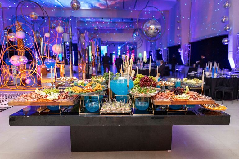 Imponente mesa de quesos, jamones y acompañamientos.