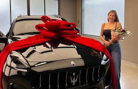 Sanie Giménez, esposa del exministro Édgar Colmán posa junto a su lujoso Maserati.