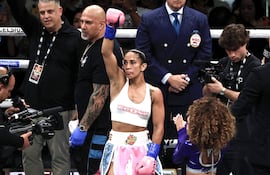 La puertorriqueña Amanda Serrano celebra la victoria alcanzada sobre Reina Téllez en el coliseo Roberto Clemente, en San Juan (Puerto Rico).