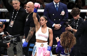 La puertorriqueña Amanda Serrano celebra la victoria alcanzada sobre Reina Téllez en el coliseo Roberto Clemente, en San Juan (Puerto Rico).
