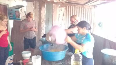 La familia Benítez Vallejos de Pai Ñu, Ñemby, prepara para mañana el tradicional karu guasu por el día de San Cayetano.
