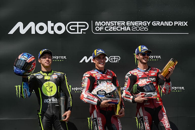 Ai Ogura, Marc Márquez y Francesco Bagnaia posan tras finalizar la carrera principal en Brno.