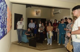 El público observa las obras que forman parte de la muestra colectiva "Salvoconducto" en la galería Martha Manchini, en el marco de la Noche de Galerías.