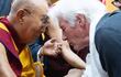 Richard Gere saludando a Dalai Lama el día de su cumpleaños número 90.