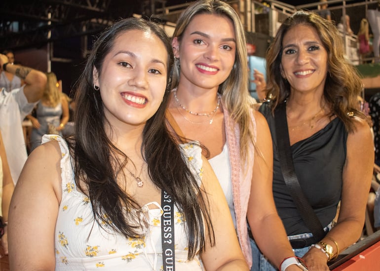   Iara Nishii, María Risso y Sonia Brítez. 
