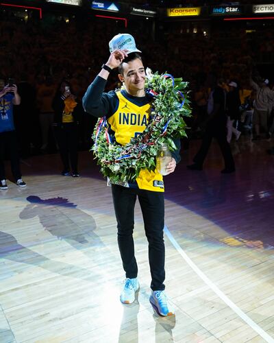 El español Álex Palou decidió celebrar su triunfo de este domingo en las 500 Millas de Indianápolis acudiendo al tercer partido de las finales del Este de la NBA
