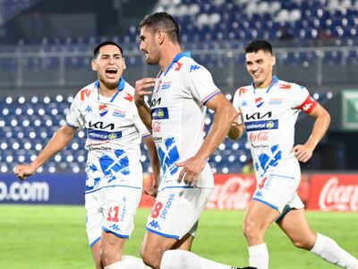 Gustavo Caballero y Claudio Núñez llegan para festejar el tanto marcado por el delantero tricolor Rodrigo Arévalo ante el Aucas.