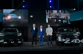 lanzamiento de los nuevos modelos de Toyota RAV4 y bZ4X en un evento automovilístico.