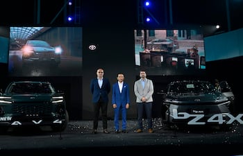 lanzamiento de los nuevos modelos de Toyota RAV4 y bZ4X en un evento automovilístico.