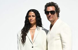 ¡Siempre juntitos! Matthew McConaughey y su esposa Camila Alves posan durante una sesión fotográfica antes del desfile de la colección Jacquemus Menswear Primavera-Verano 2026.
