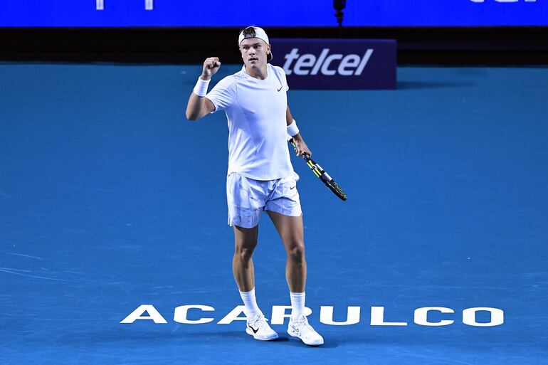 El tenista danes Holger Rune apenas pudo completar diez minutos de partido, teniendo que retirse por problemas de salud.