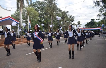 El Colegio Mariscal José Félix Estigarribia se lució con sus chiroleras y bandaliza, acompañado por directivos, docentes y más de 500 estudiantes.