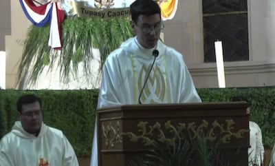 El padre Óscar Saldivar presidió la misa vespertina en Caacupé.