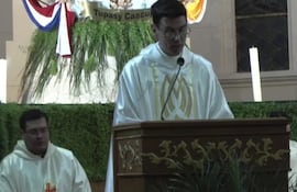 El padre Óscar Saldivar presidió la misa vespertina en Caacupé.