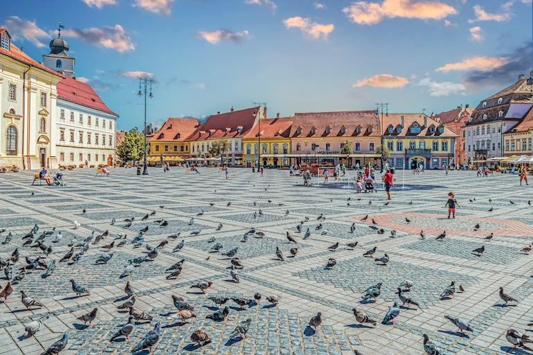 La plaza principal del centro de la ciudad de Sibiu, Rumanía, mencionada por primera vez en 1408.