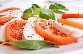 Ensalada de tomates con albahaca y queso.