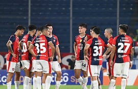Los jugadores de Cerro Porteño reunidos en el mediocampo al finalizar el primer tiempo del partido frente a Sportivo Trinidense por la fecha 10 del torneo Apertura 2026 de la Primera División de Paraguay en el estadio La Nueva Olla, en Asunción, Paraguay.