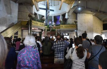 Fieles de María Auxiliadora acudieron en masa a cada una de las misas que se celebraron durante todo el sábado, desde las 0 horas.