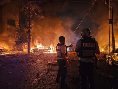 HAIFA (ISRAEL), 15/06/2025.- Vista de la zona donde ha impactado un misil este domingo, en la ciudad de Haifa, en el norte de Israel. La octava oleada de misiles lanzados por Irán contra Israel este domingo por la noche registró impactos en tres edificios hasta el momento, dos en el norte del país y uno en el sur, sin conocerse la dimensión de los daños, informó el cuerpo de bomberos. EFE/ Servicio De Emergencias Israelí SOLO USO EDITORIAL SOLO DISPONIBLE PARA ILUSTRAR LA NOTICIA QUE ACOMPAÑA (CRÉDITO OBLIGATORIO)
