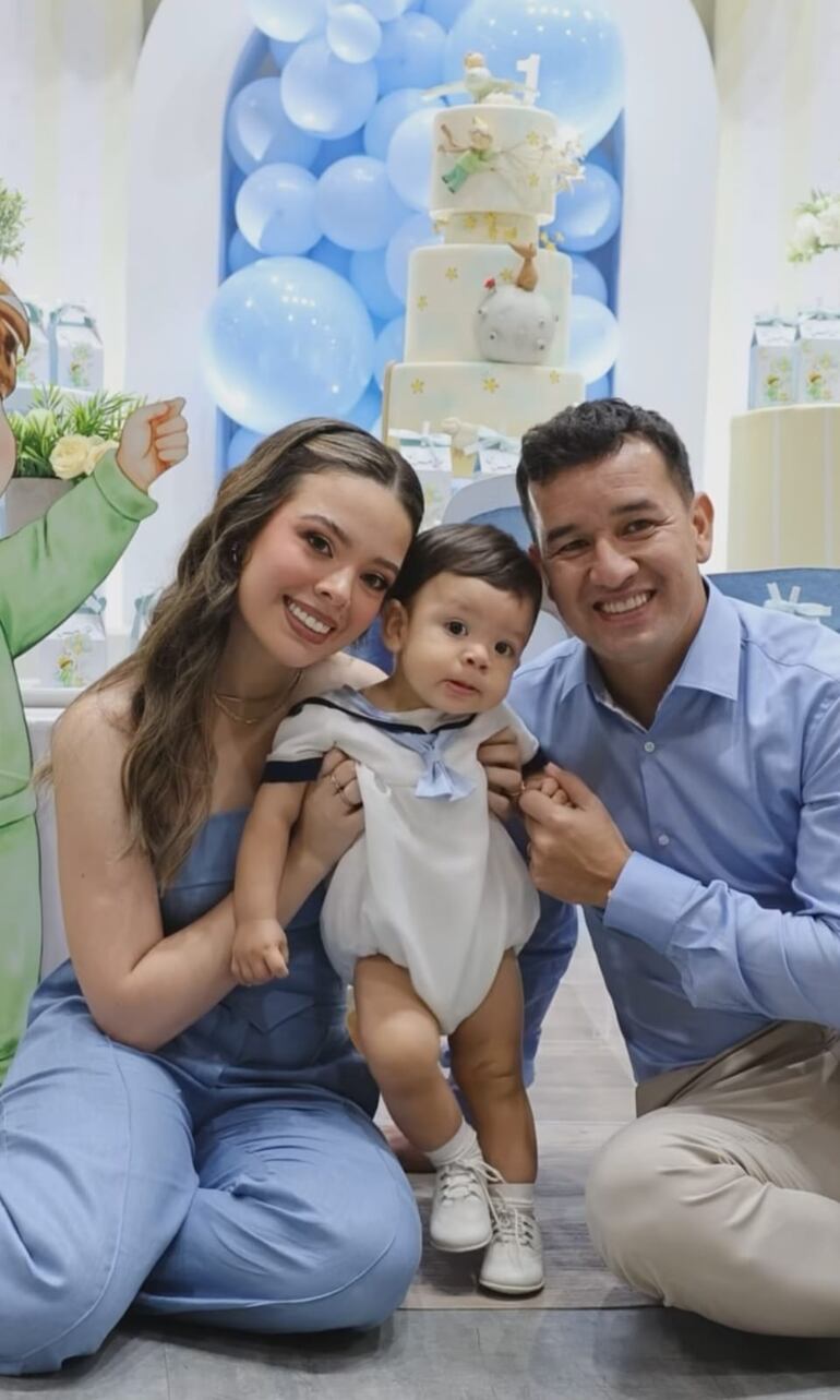 ¡Hermosa familia! Fiorella Filártiga y Néstor Camacho con su hijo Renzo Bautista. (Instagram/Fiorella Filártiga)