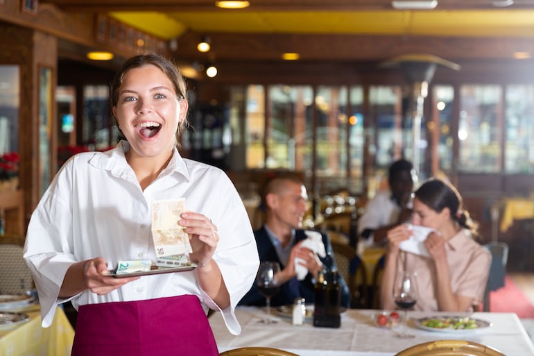 Concepto de dejar propina en el restaurante.