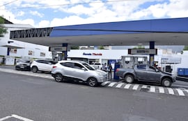 Las estaciones de Petropar están colapsadas y durante la tarde noche ya no tienen combustibles, según los reportes.