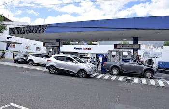 Las estaciones de Petropar están colapsadas y durante la tarde noche ya no tienen combustibles, según los resportes.