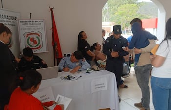 Funcionarios de Identificaciones en Fuerte Olimpo