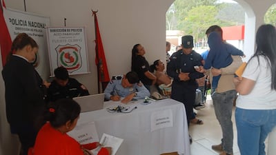 Funcionarios de Identificaciones en Fuerte Olimpo